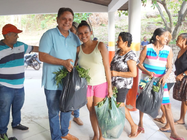 Famílias em situação de insegurança alimentar recebem cestas verdes em Trizidela do Vale
